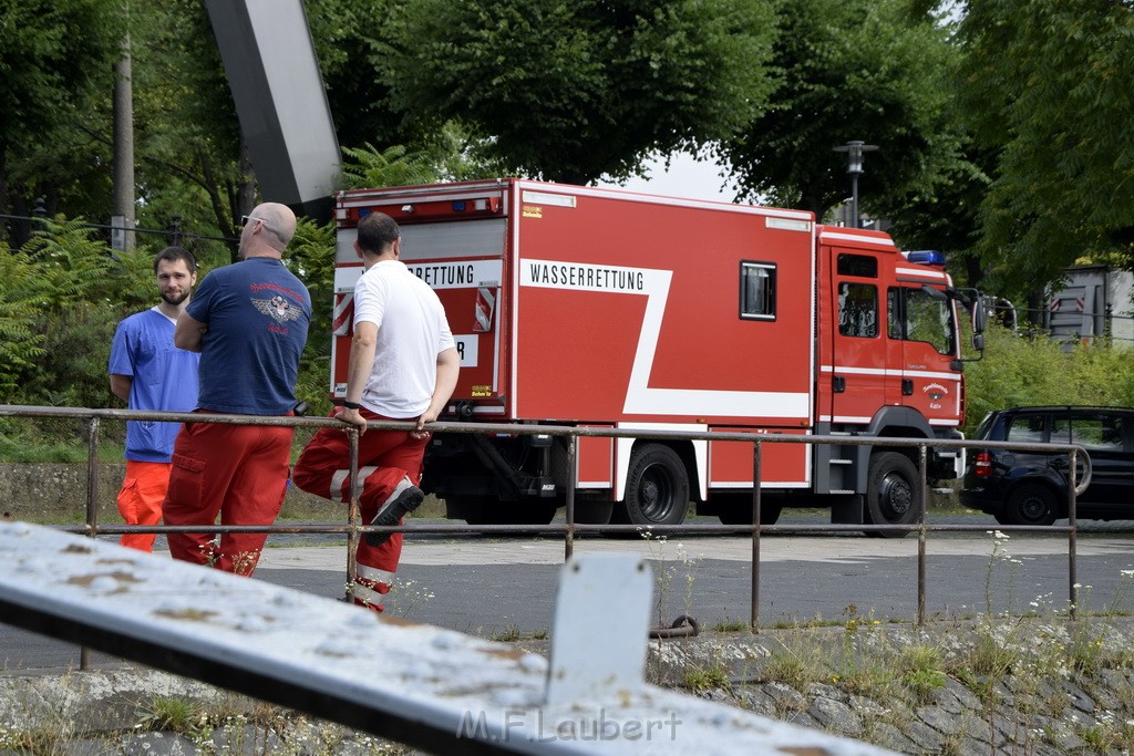 Uebung BF Taucher und Presse Koeln Zoobruecke Rhein P112.JPG - Miklos Laubert